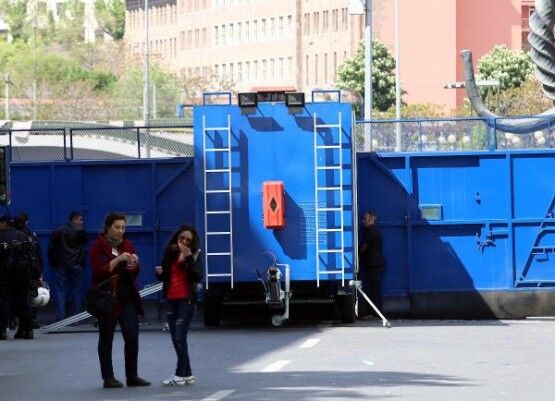 EMNİYET Genel Müdürlüğü, toplumsal olaylara müdahale için ürettiği çelikten duvarı ilk kez 1 Mayıs Emek ve Dayanışma Günü'nde kullandı. Ankara'da Sıhhiye-Kızılay arasında kullanılan çelik duvarın üst tarafında kamera sistemi bulunuyor. Çelik duvara kurulan sistemle aynı zamanda göstericilerin yüklendiği sırada gaz sıkma özelliğinin de bulunduğu belirtildi. Üretilen çelik duvarların ilk olarak Ankara'da ve İstanbul'da kullanılacağı öğrenildi.