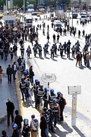 Polis'ten çelik duvar
