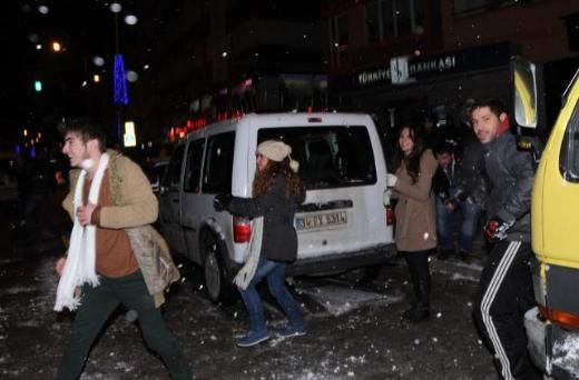 Eskişehir'de bin 500 kişi kartopu savaşı yaptı