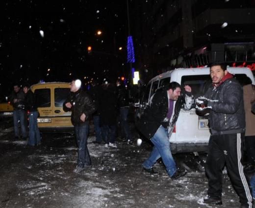 Eskişehir'de bin 500 kişi kartopu savaşı yaptı