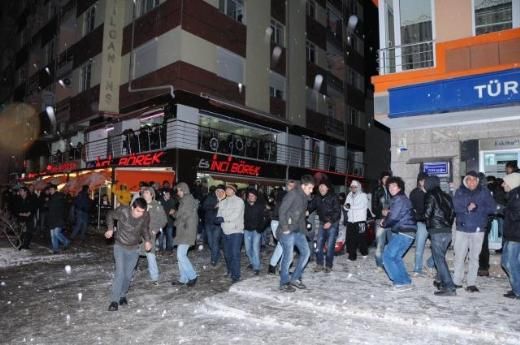 Eskişehir'de bin 500 kişi kartopu savaşı yaptı