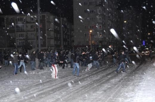 Eskişehir'de bin 500 kişi kartopu savaşı yaptı