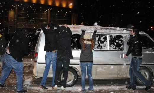 Eskişehir'de bin 500 kişi kartopu savaşı yaptı