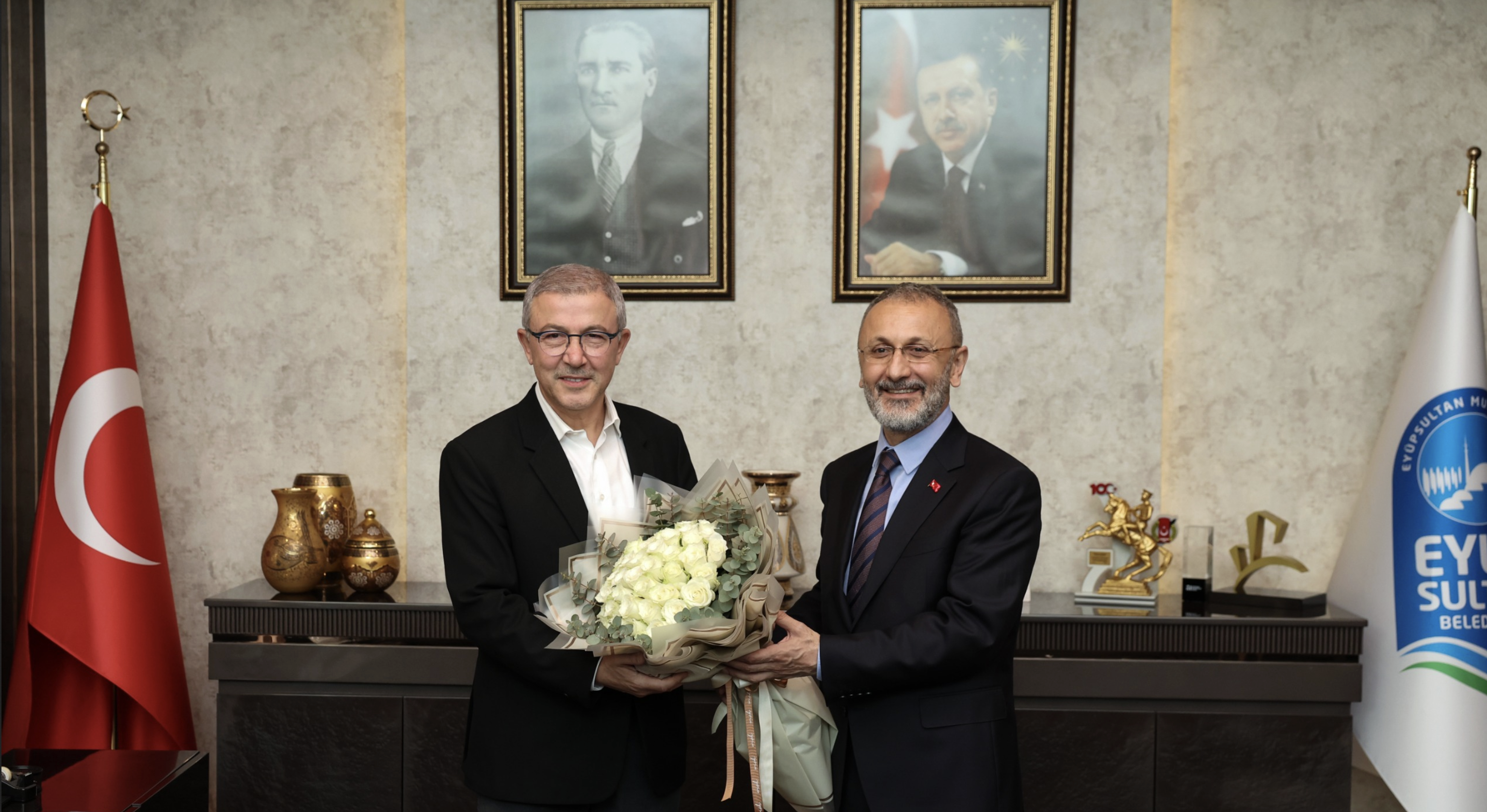 Deniz Köken Eyüpsultan Yeni Belediye Başkanı Dr. Mithat Bülent Özmen'e görevi teslim etti. 