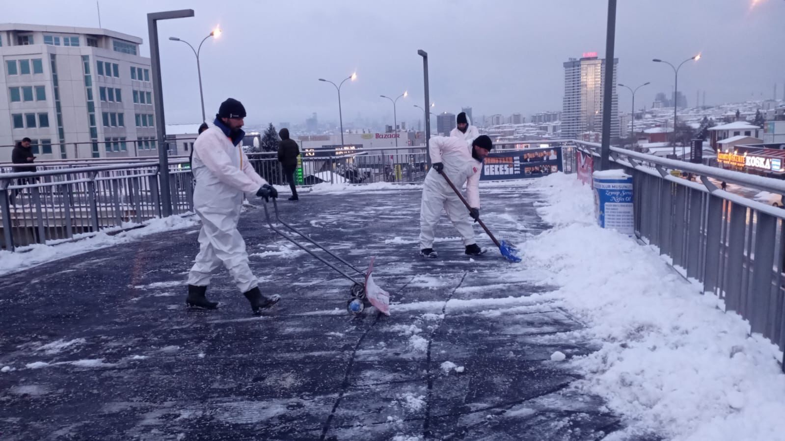 İstanbul'da kar kalınlığı 40 cm'ye kadar yükseldi...