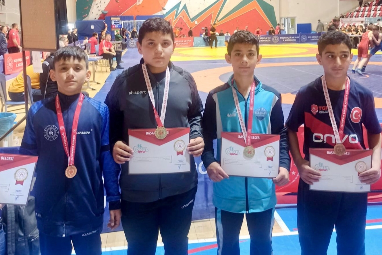 Ağrılı genç güreşçiler Muş'ta zirve yaptı