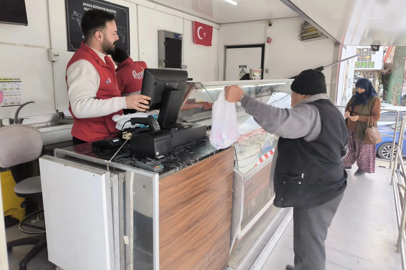 Antalya Halk Et Mobil Satış Tırı'na ilçelerde yoğun ilgi