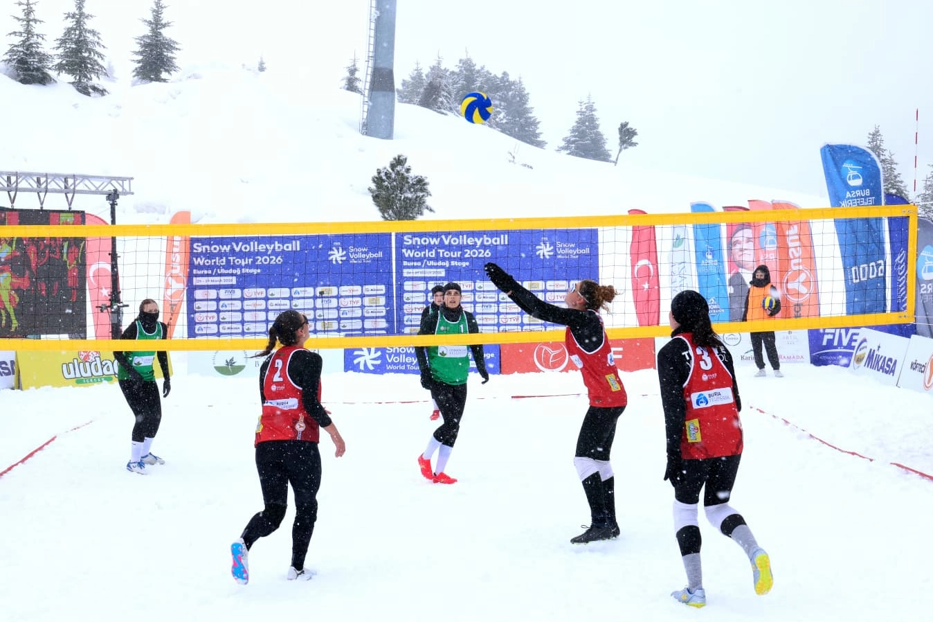 Bursa Osmangazi'den Uludağ'da nefes kesen kar voleybolu şöleni
