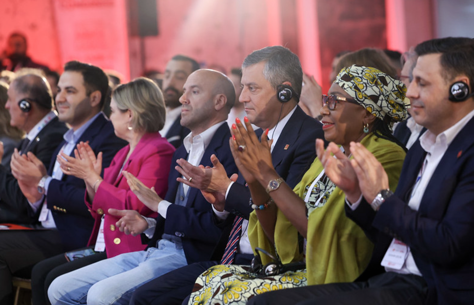 CHP Lİderi Özel, Sosyalist Enternasyonal Gençlik Örgütü kongresine katıldı