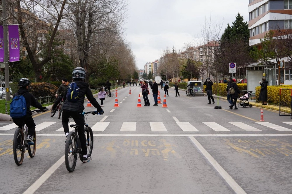 Eskişehir'de 'Arabasız Pazar' yoğun ilgi gördü