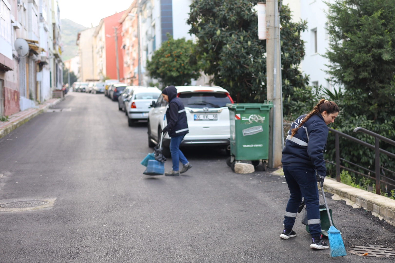 İzmir Karabağlar 'da temizlik çalışmaları tüm mahallelere yayılıyor