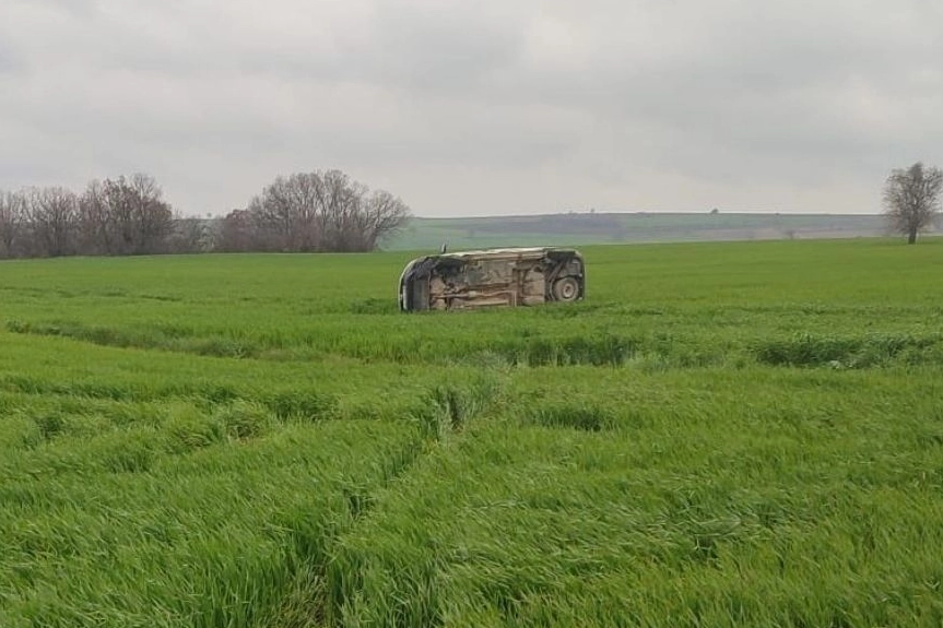 Keşan-Beğendik yolunda ticari araç buğday tarlasına uçtu!