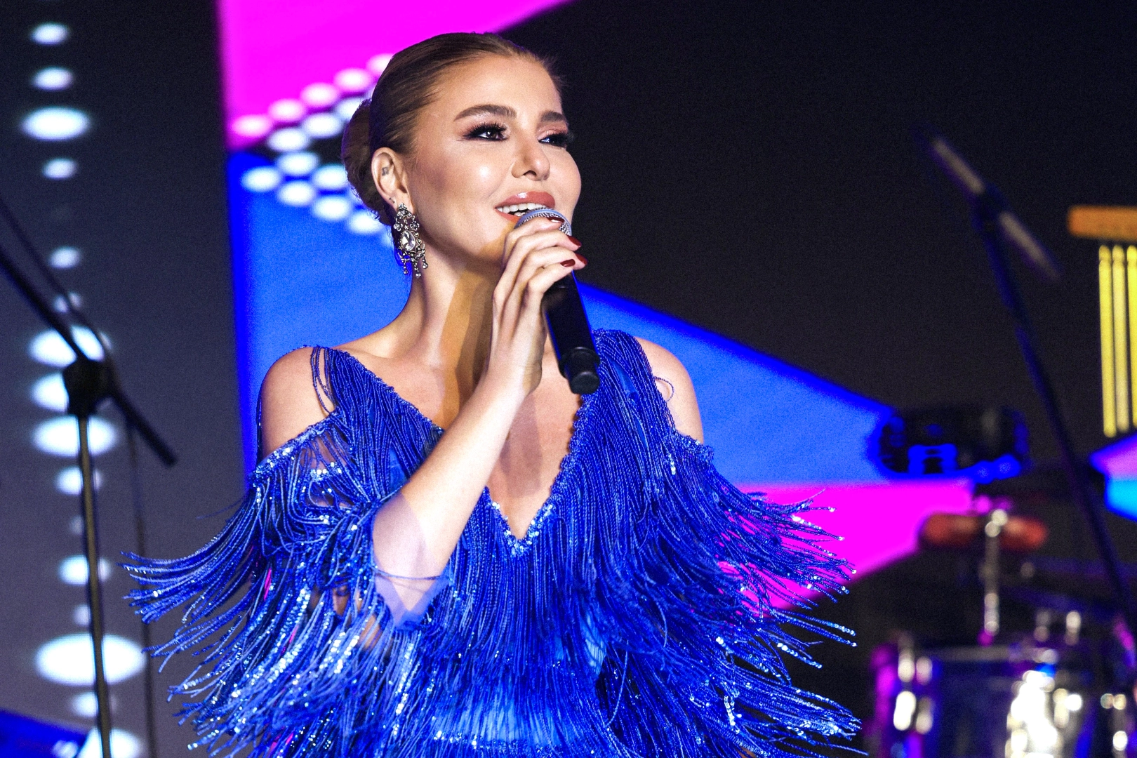 Masmavi Gülben Antalya'yı aydınlattı