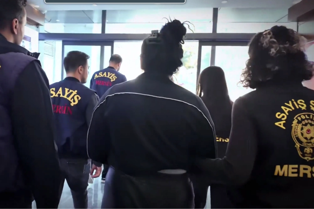 Mersin'de hırsızlık şüphelileri minibüste yakalandı: 3 tutuklama