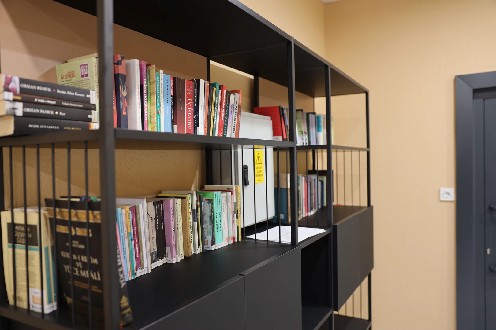 Sakarya'da öğrenciler çamaşırları yıkanırken kitap okuyor