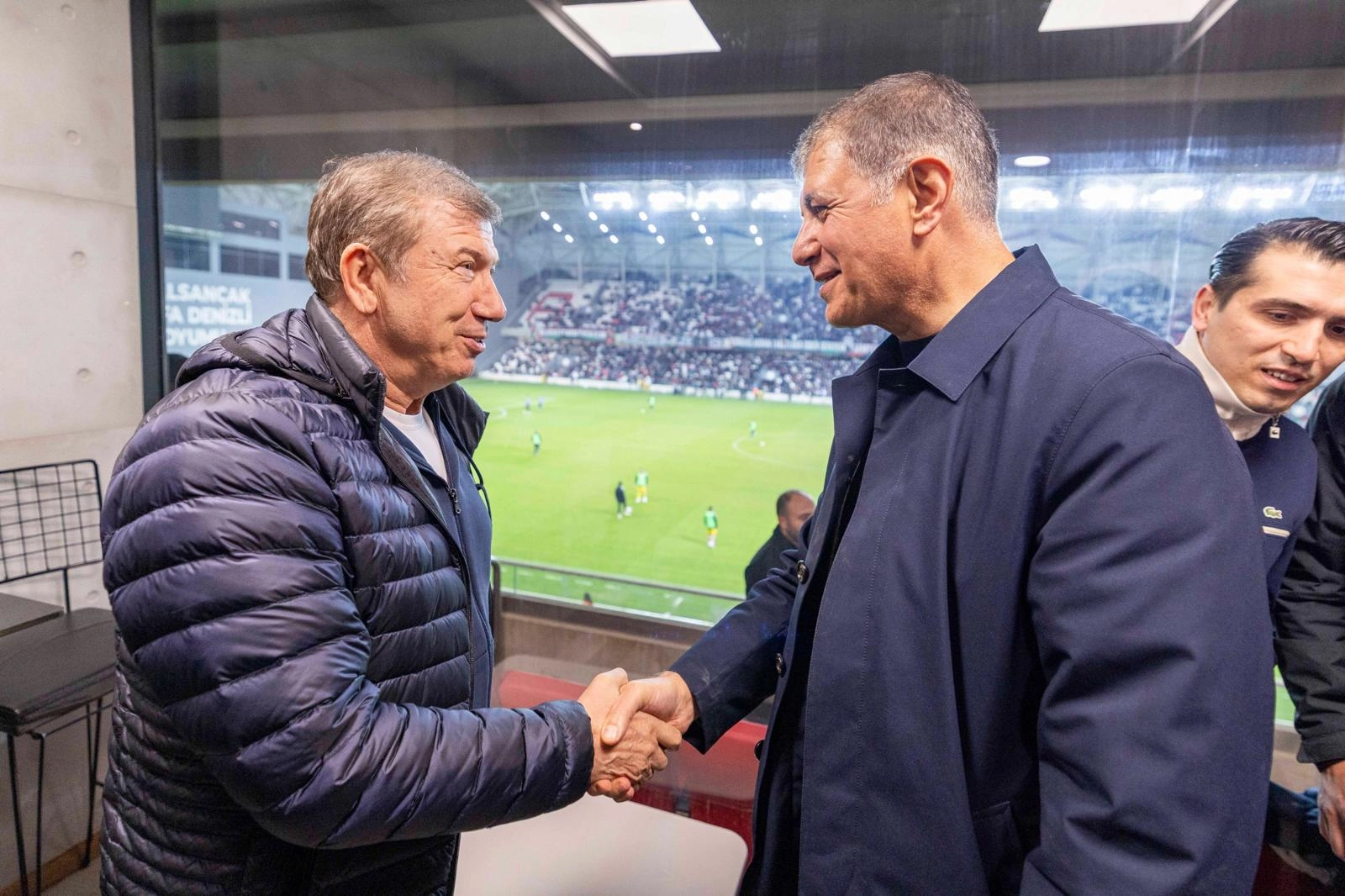 Türk futbolunun efsanesinden Başkan Tugay'a Karşıyaka Stadı teşekkürü
