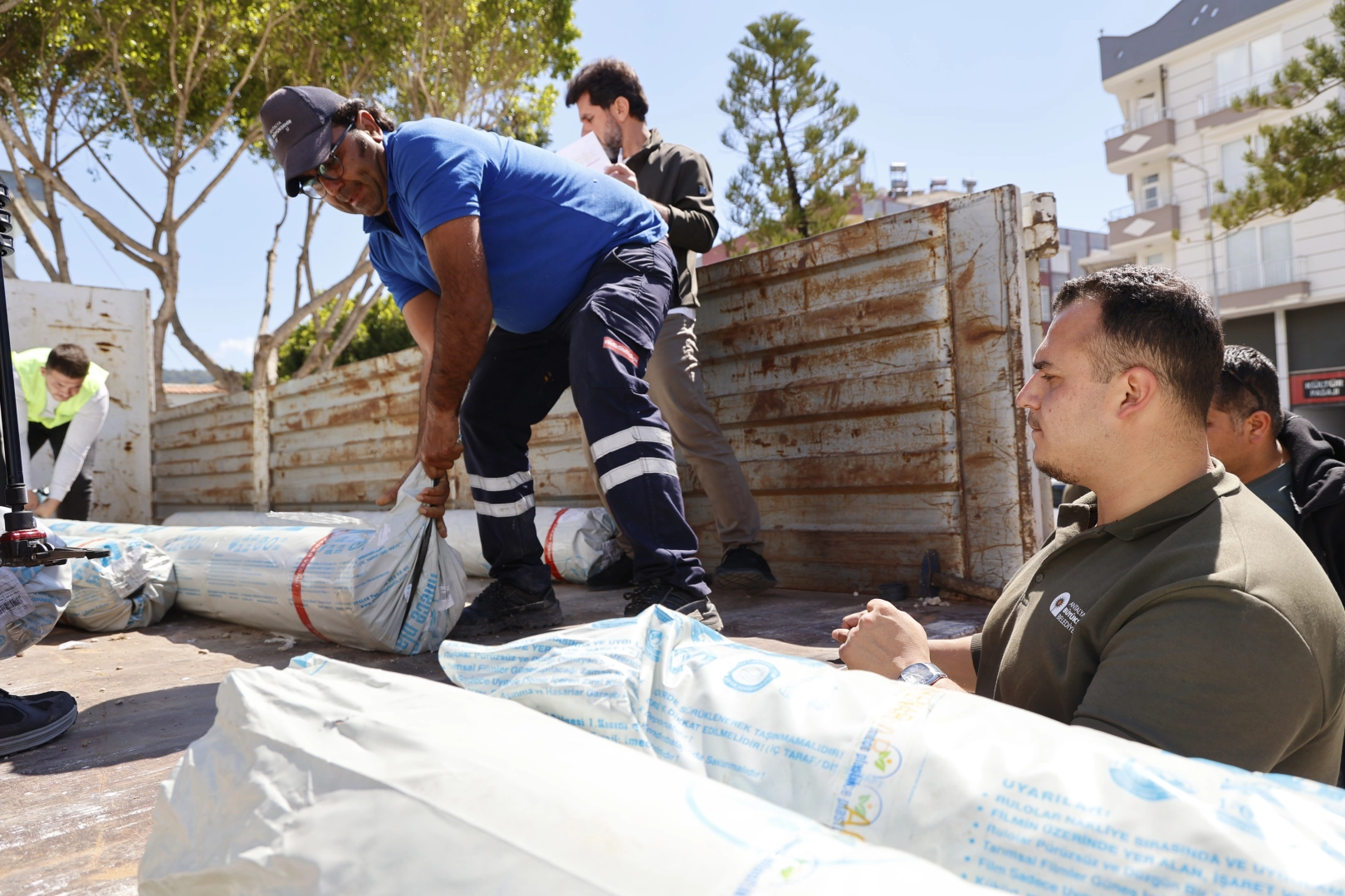 Antalya'da Kumlucalı çiftçilere hortum sonrası destek