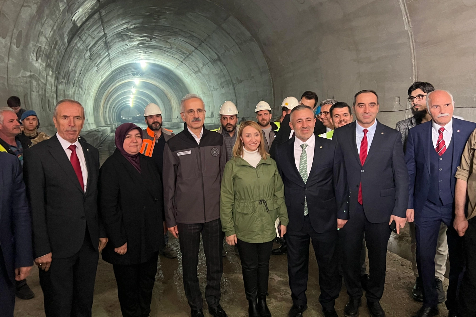 Bakan Uraloğlu'nda T26 tüneli sahasında kritik inceleme