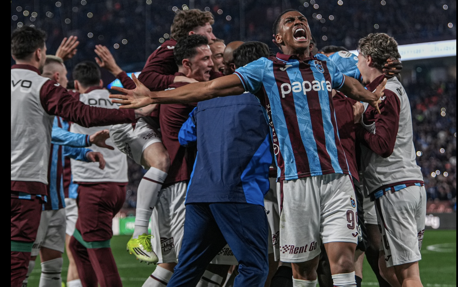 Trabzonspor’dan Şampiyonluk Mesajı: Galatasaray’ı 2-1 Yendi