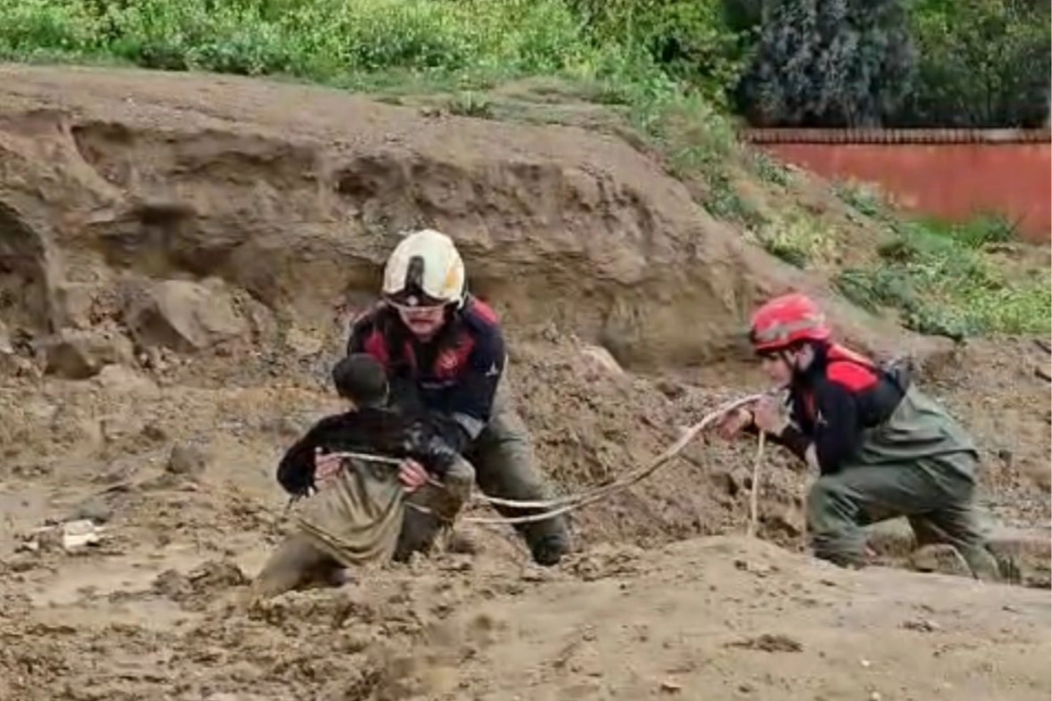 İzmir Torbalı'da çamura saplanan iki çocuğu itfaiye kurtardı
