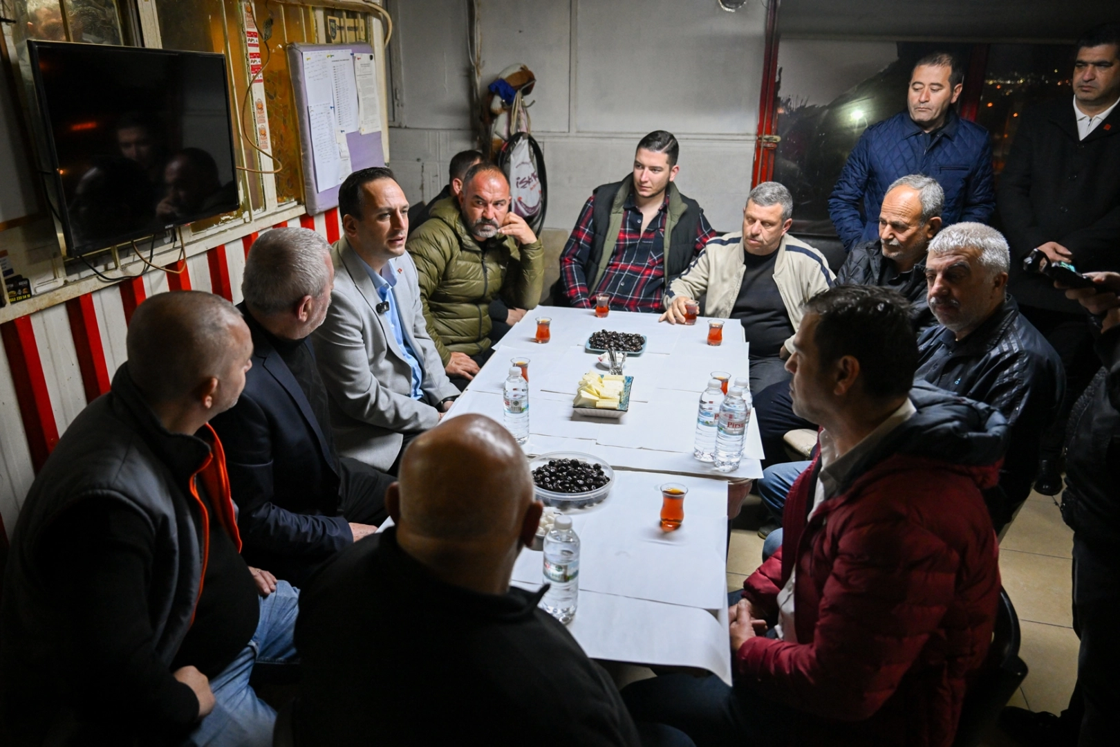 İzmir'de Başkan Eşki minibüsçülerle kahvaltıda buluştu