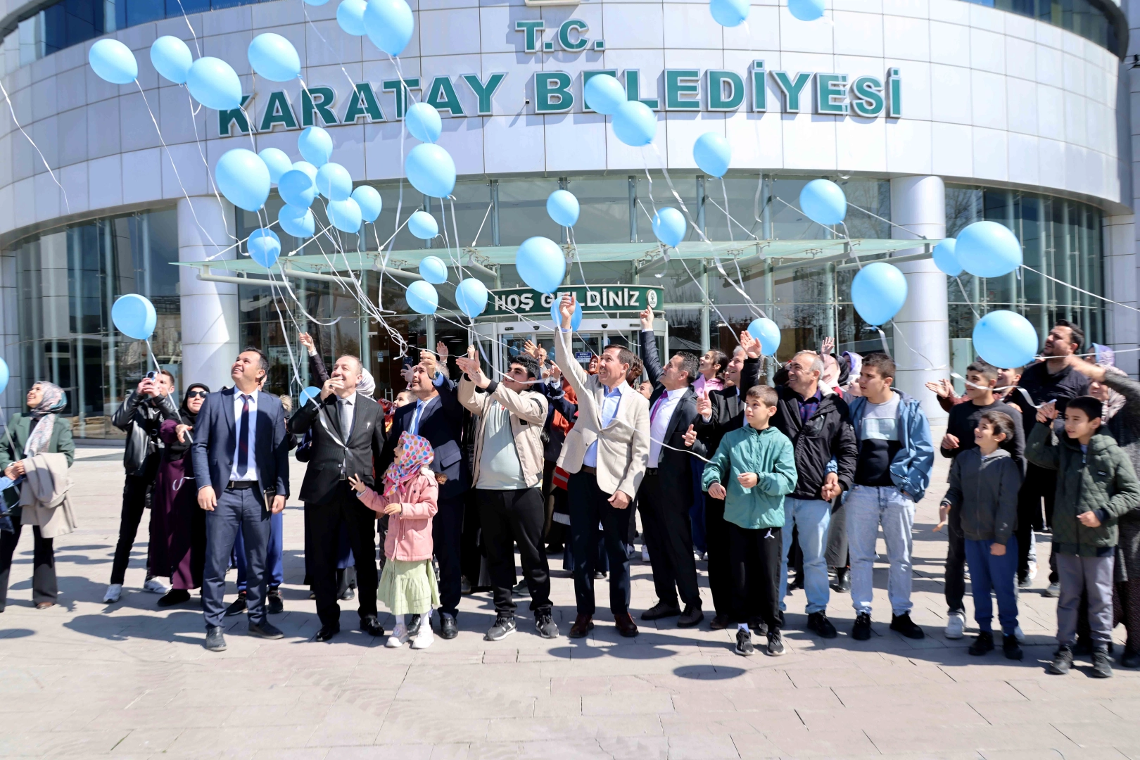 Konya Karatay'da mavi balonlar gökyüzüne bırakıldı