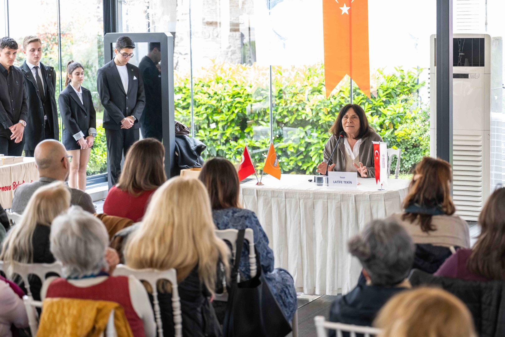 Latife Tekin Bornova'da gençlerle buluştu