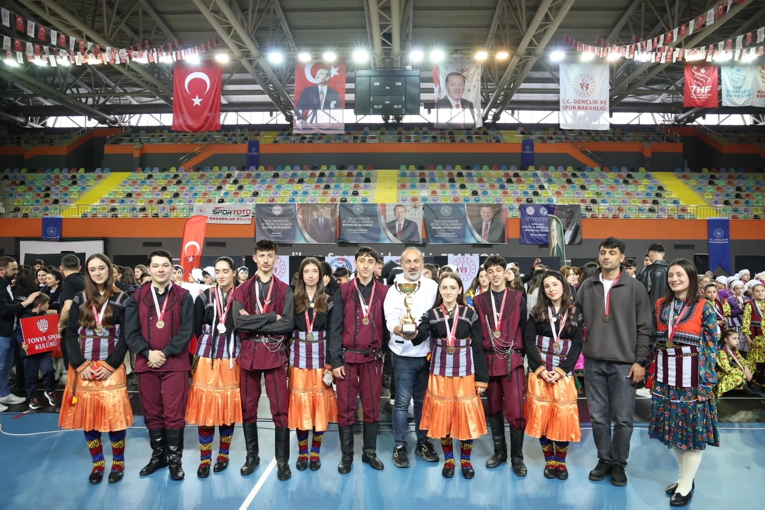 Trabzon'da halk oyunlarında çifte şampiyonluk