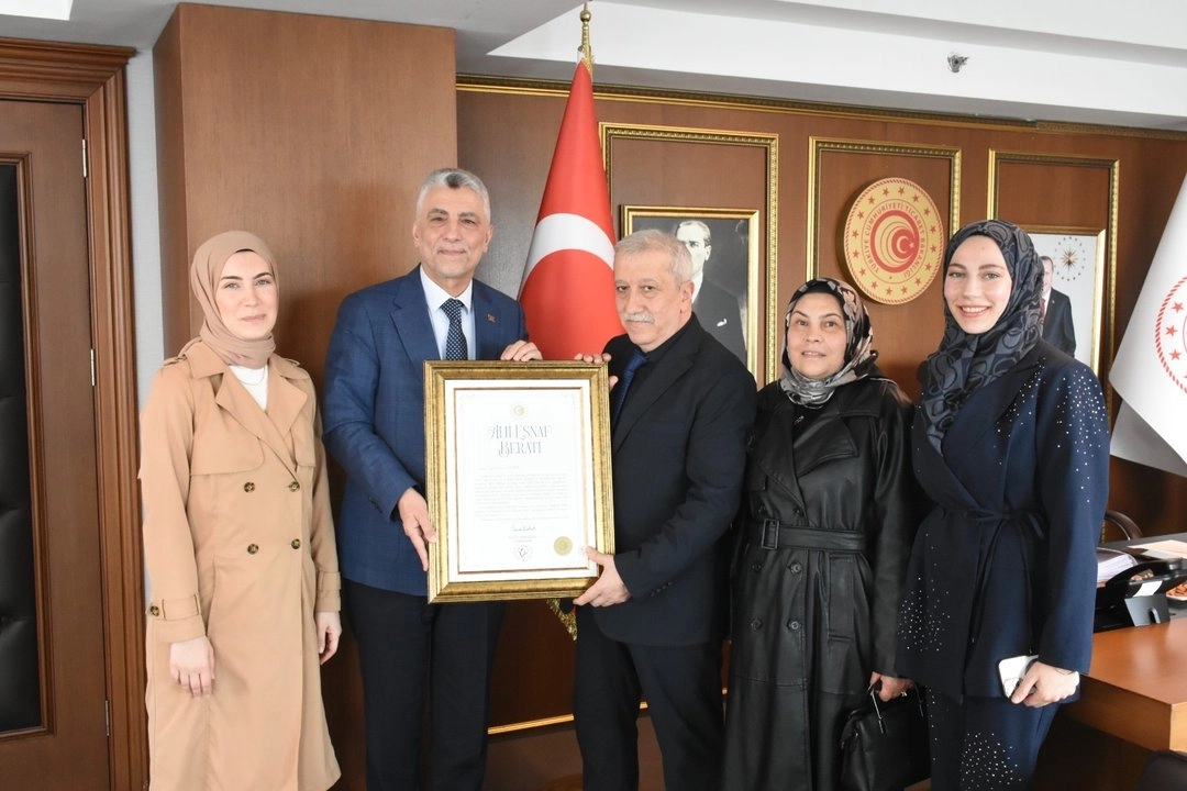 Ücret almayan esnafa Bakan Bolat'tan 'Ahi Esnaf Beratı'
