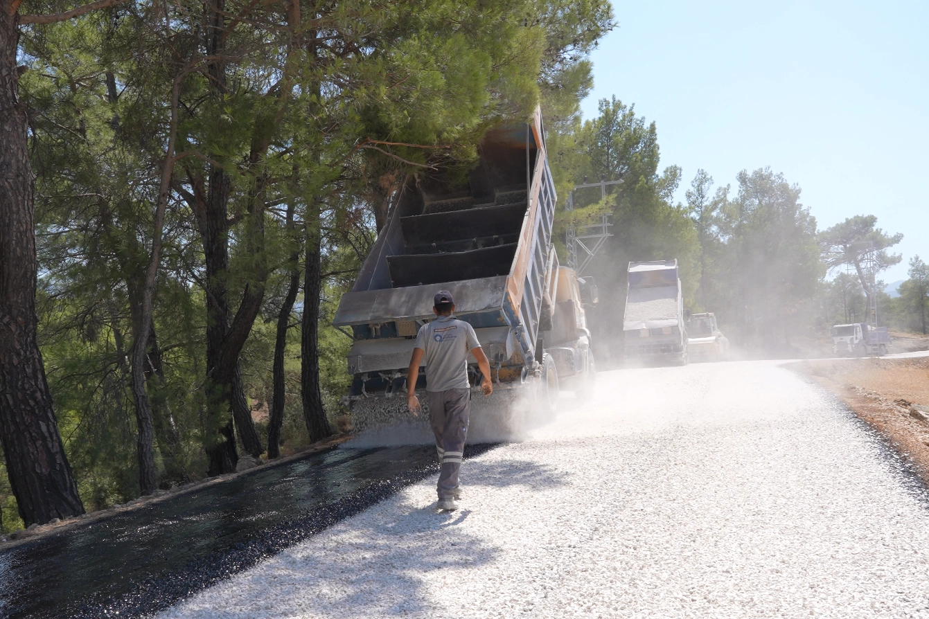Antalya Kaş'ta 40 yıllık yol yenileniyor