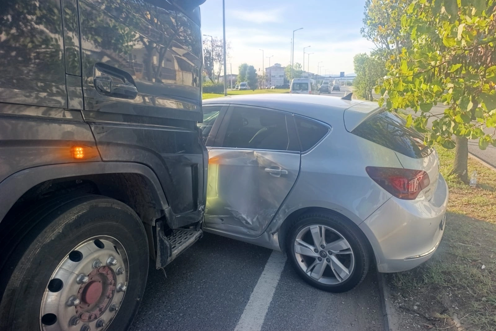 Düzce'de tır ile otomobil çarpıştı