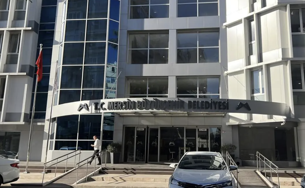 MERSİN'DE ÜÇ BELEDİYEYE YOLSUZLUK OPERASYONU: BAŞKANLAR GÖZALTINDA