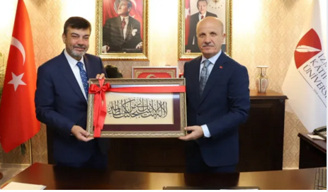 YÖK Başkanı Prof. Dr. Özvar'a Filistinli öğrenciden anlamlı hediye...