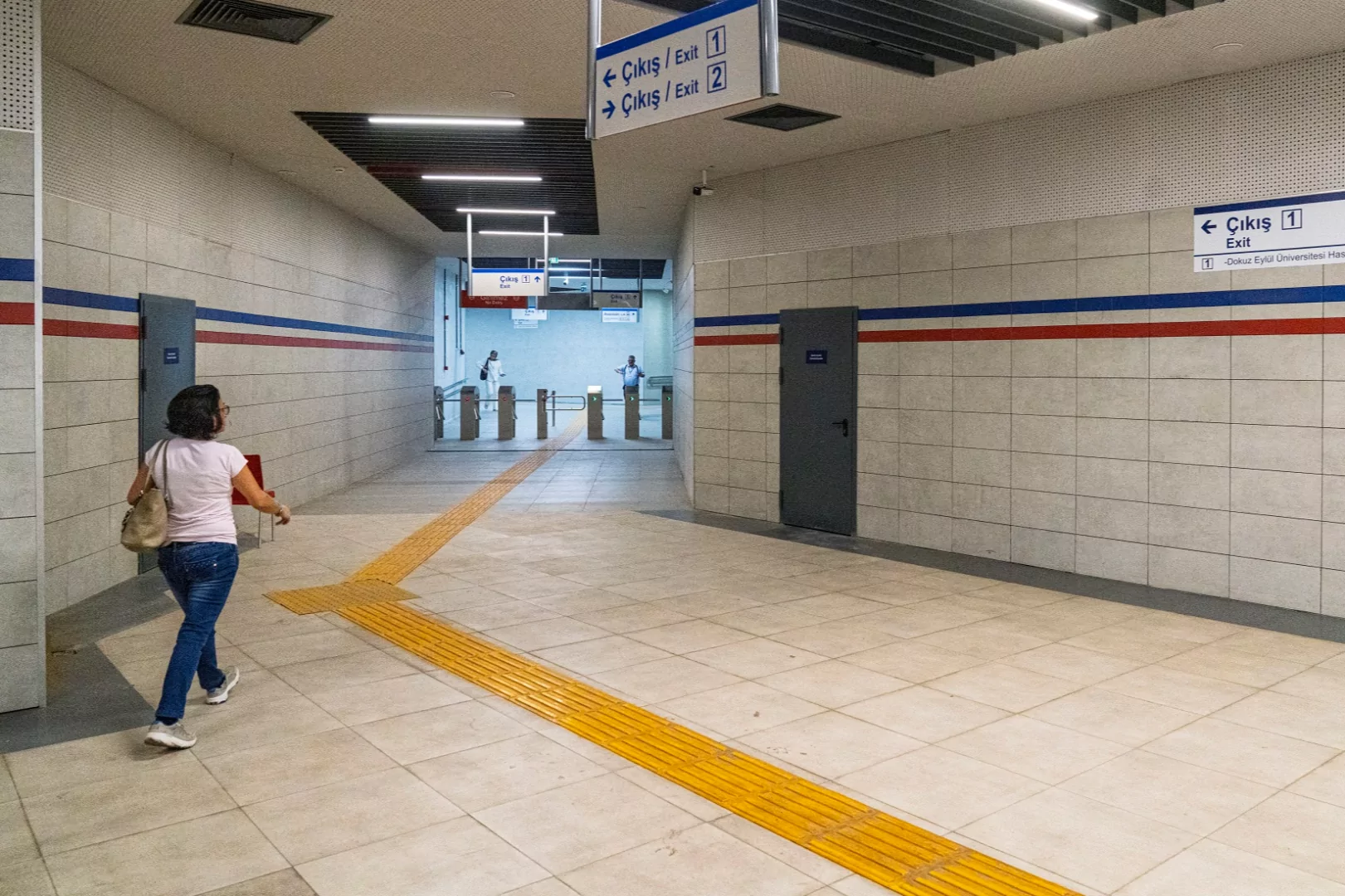 İzmir Metrosu'ndan Dokuz Eylül Hastanesi'ne kesintisiz yaya tüneli açıldı