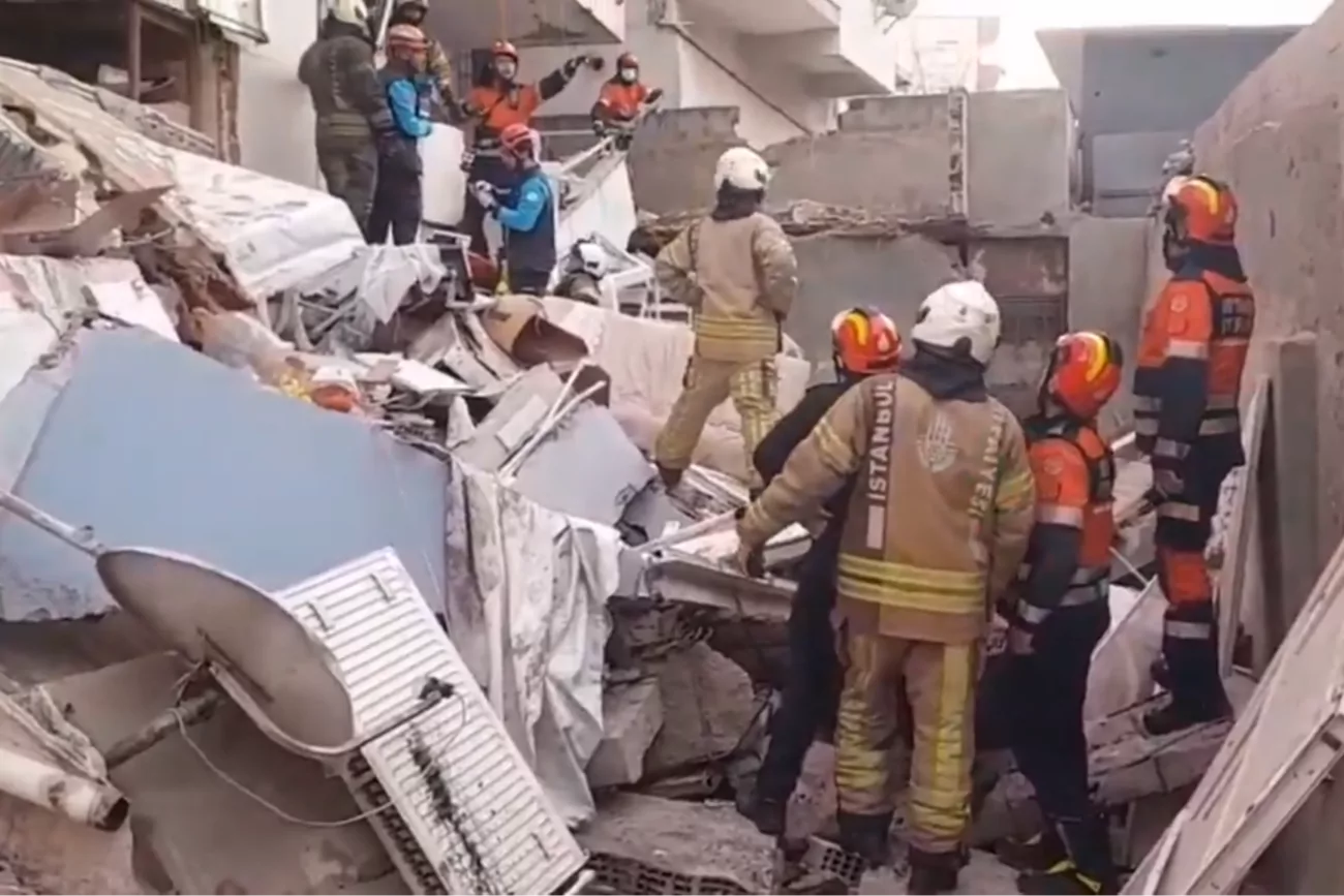 Maltepe’de 7 katlı bina çöktü! 7 kişi kurtarıldı, 5 kişi enkaz altında