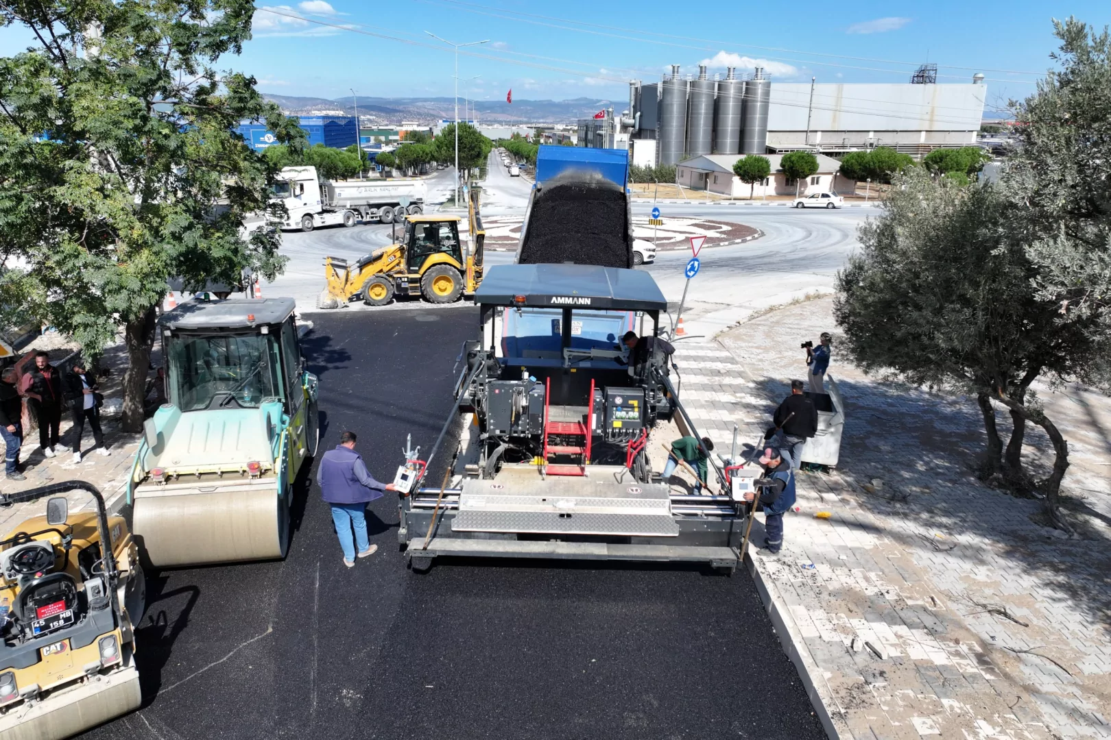 Manisa Yunusemre Emlakdere'de 2 kilometrelik yola sıcak asfalt