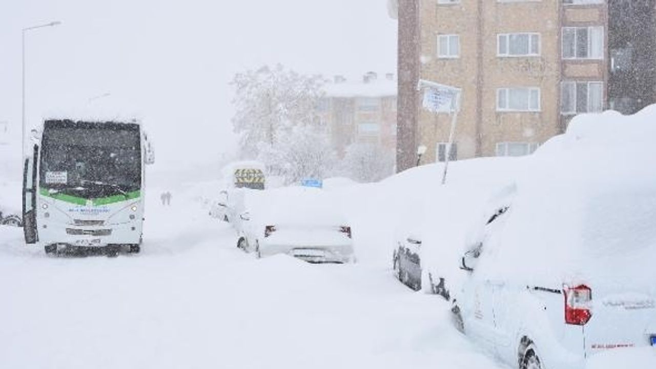 Bitlis’te kar kalınlığı 2 metreyi aştı, 580 yerleşim yerinin yolu ulaşıma kapandı
