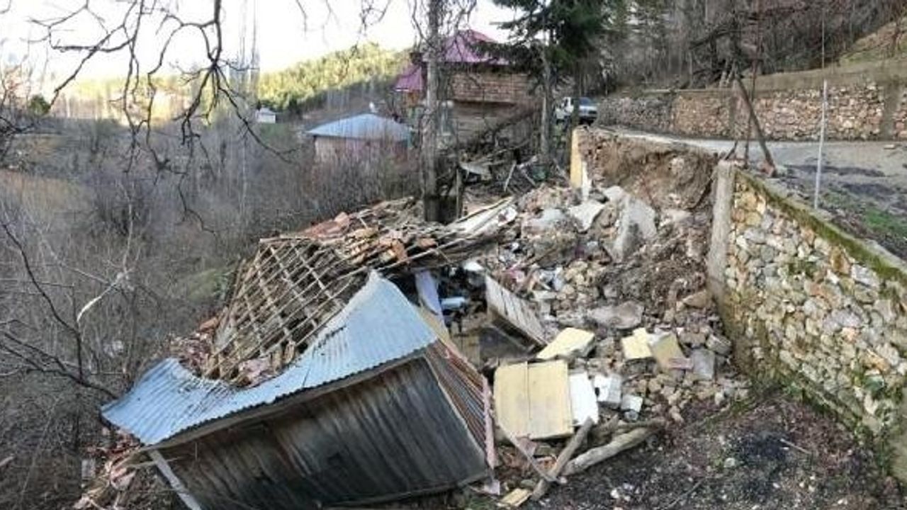 Feke'de heyelan nedeniyle yol çöktü, 1 ev yıkıldı/ Ek fotoğraflar