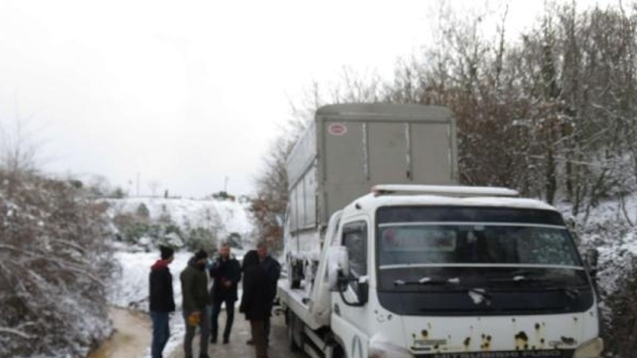 (Geniş haber) Çekmeköy'de kamyonet su kanalına düştü 