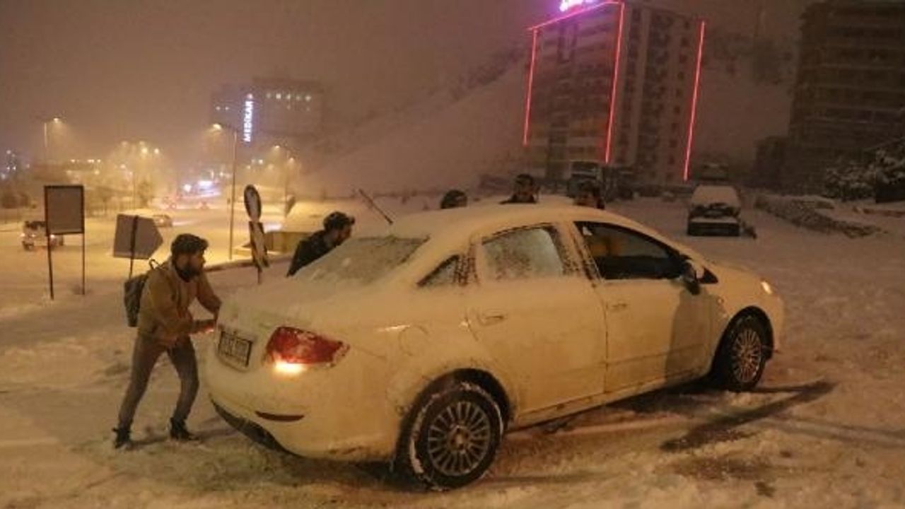 Karabük’te kar yağışı ulaşımı etkiledi 