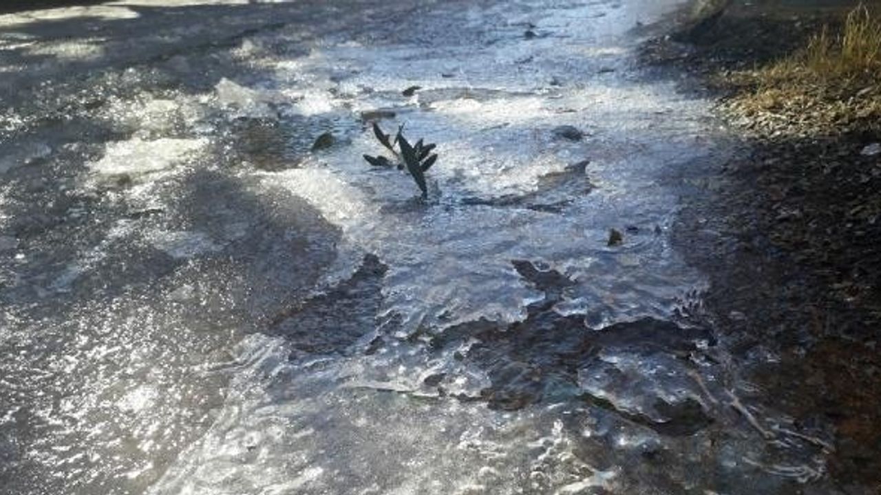 Kozan'da sular dondu, yollar buzlandı