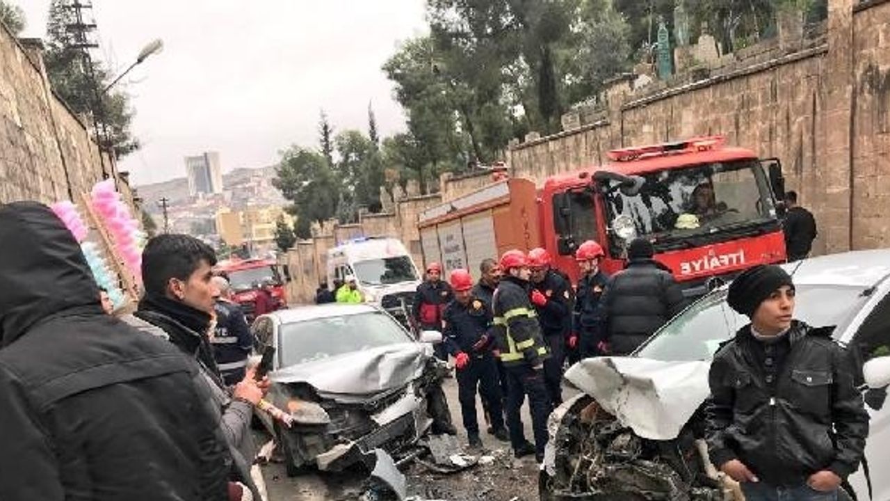 Şanlıurfa'da iki otomobil çarpıştı: 2 yaralı