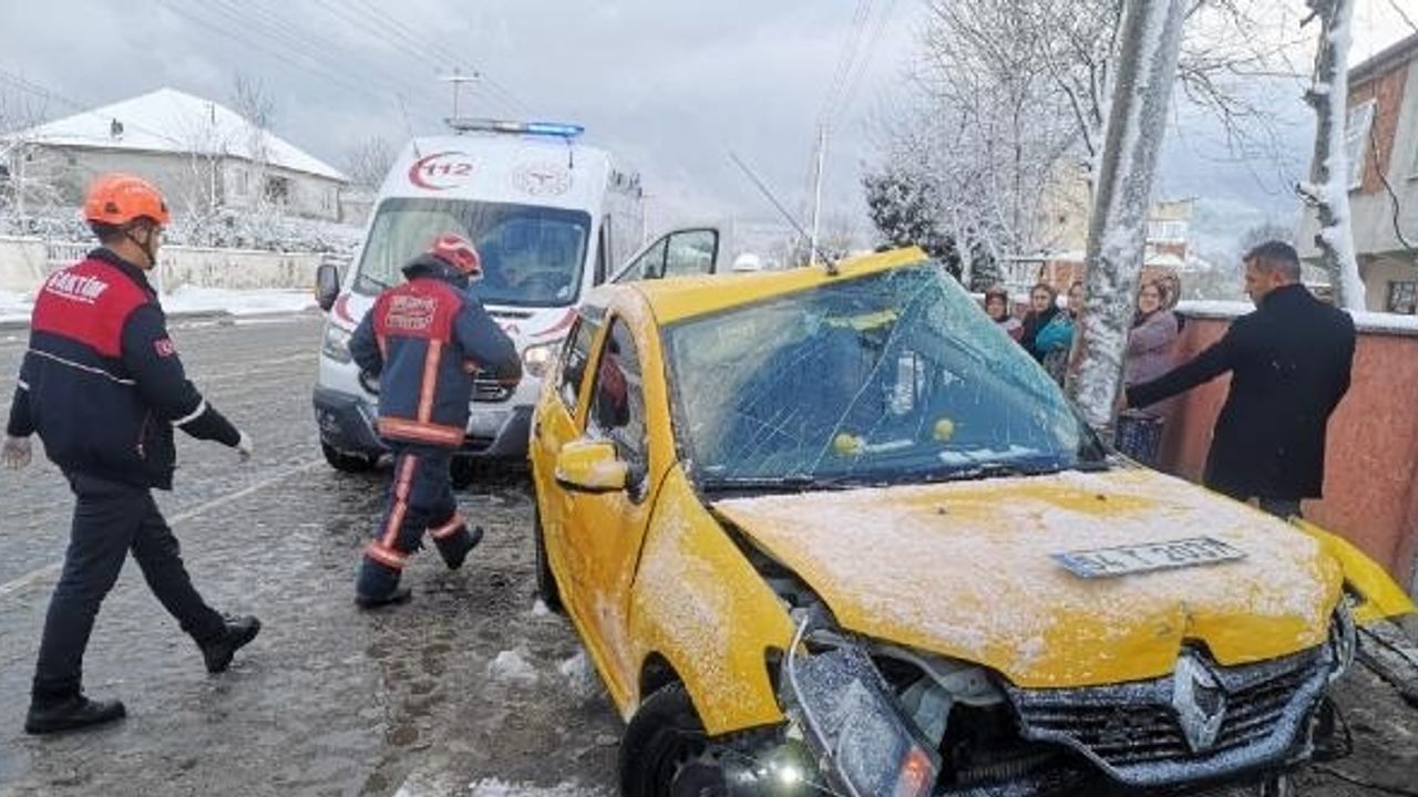 Taksi, elektrik direğine çarptı: 4 yaralı