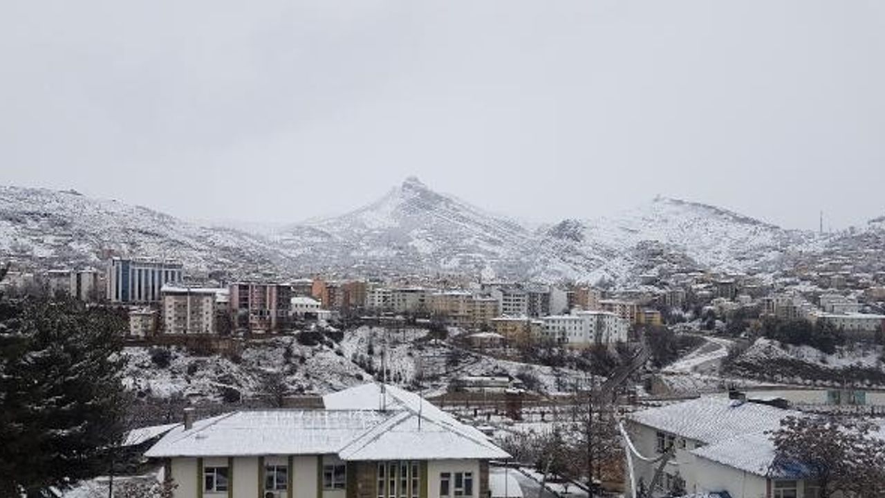 Tunceli'de, 200 köy yolu kardan kapandı