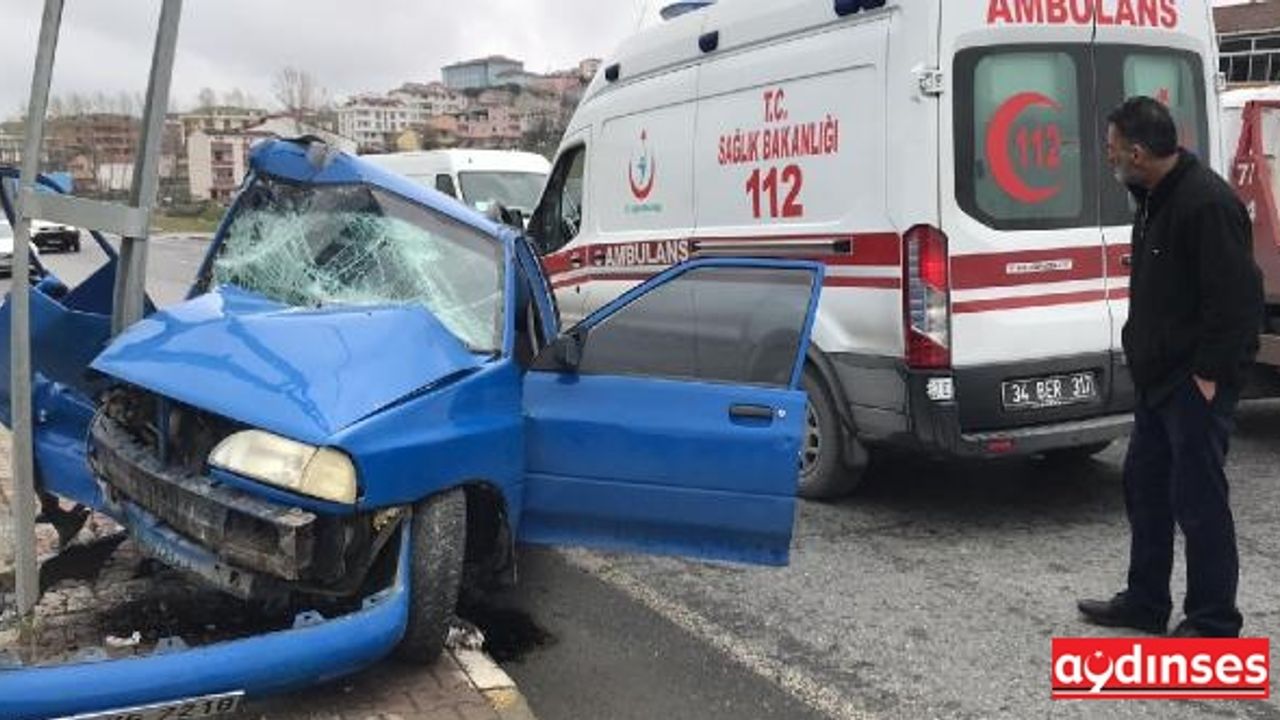Arnavutköy'de elektrik direğine çarpan otomobil hurdaya döndü