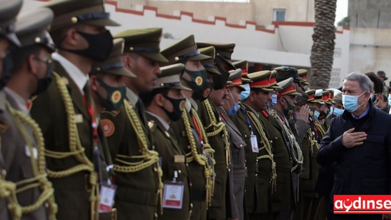 Milli Savunma Bakanı Akar Libya'da askerlerle buluştu