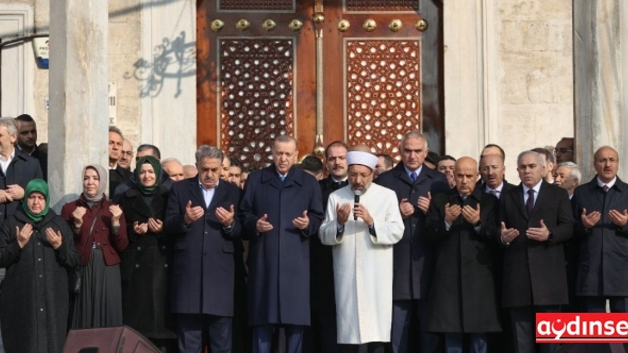 Cumhurbaşkanı Erdoğan Resterasyonu yapılan Yeni Camii'yi ibadete açtı