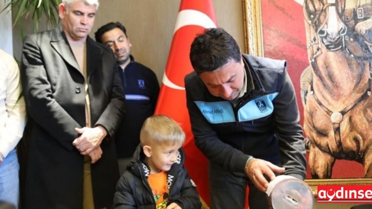 Minik Ege kumbarasındaki parayı depremzede çocuklara bağışladı