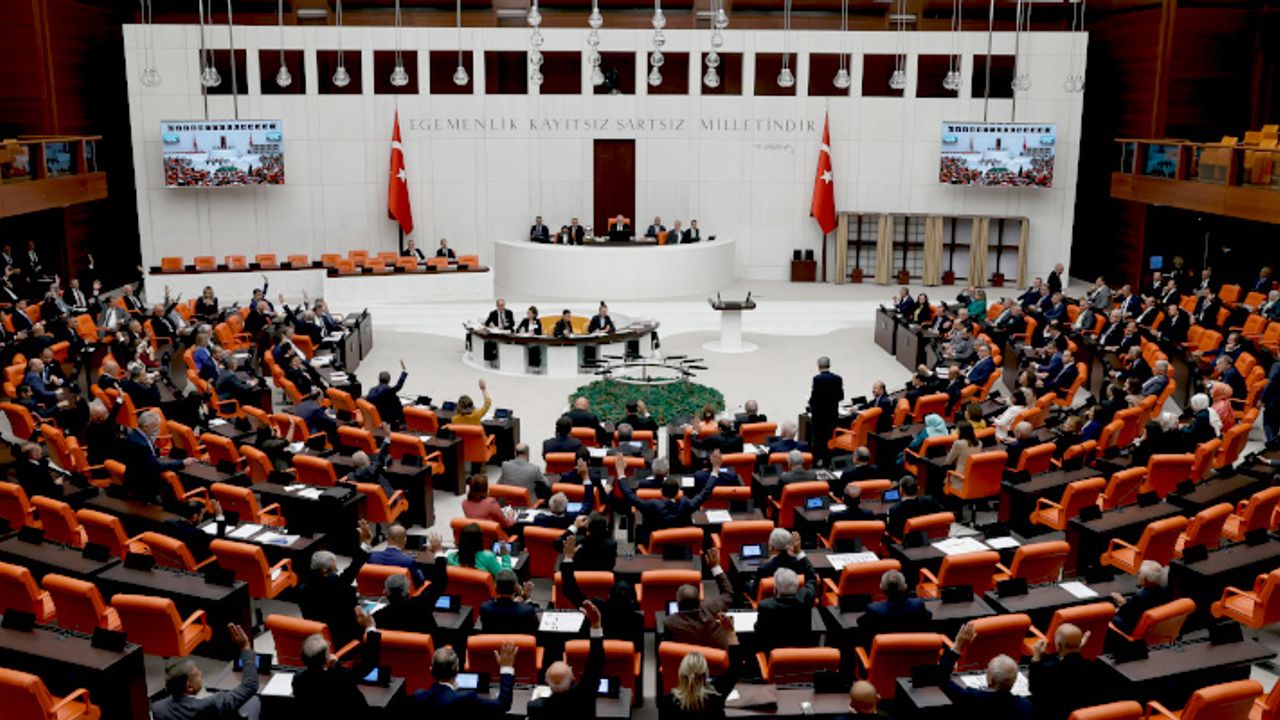 Milletvekili; Meclis’te 2 metrelik suç örgütü listesi açtı