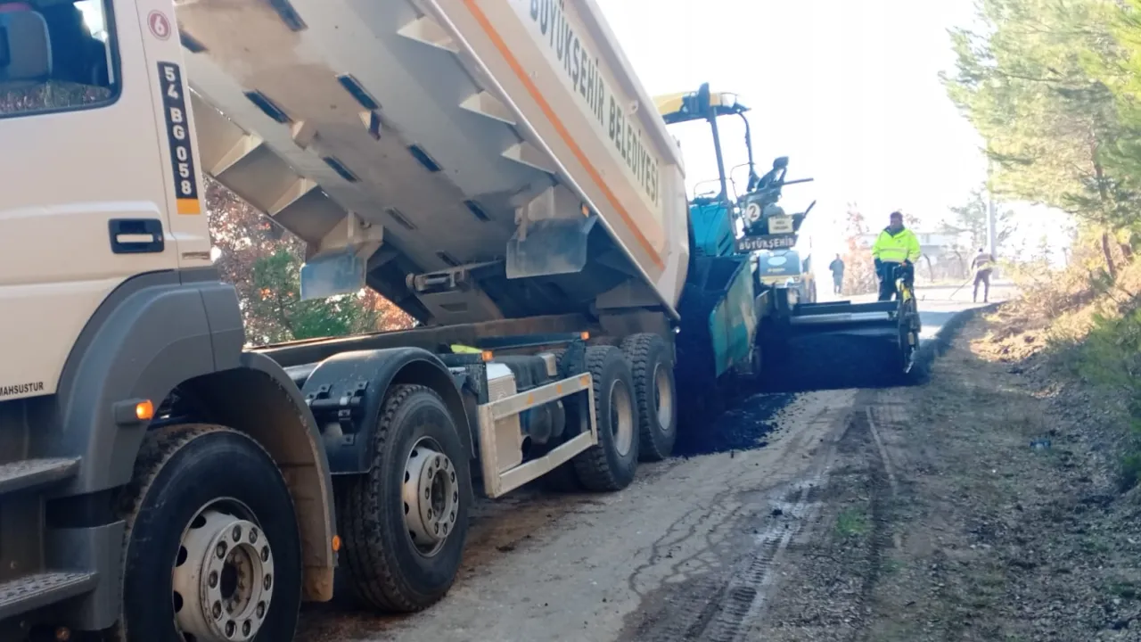 Sakarya'da şehrin en uzak noktasında asfalt atağı